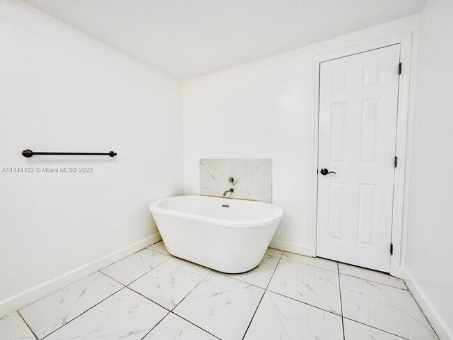 Building Photo - 15892 Kilmarnock Dr