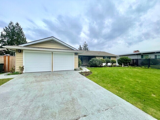 Building Photo - Stunning Remodeled Home in Lochmoor with L...