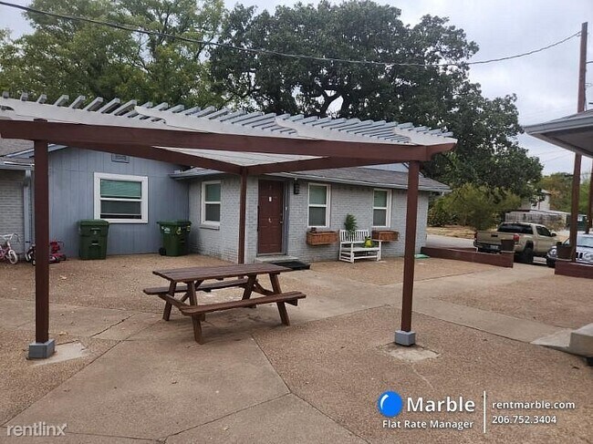 Building Photo - 3 br, 2 bath Townhome - 501 NW 6th St