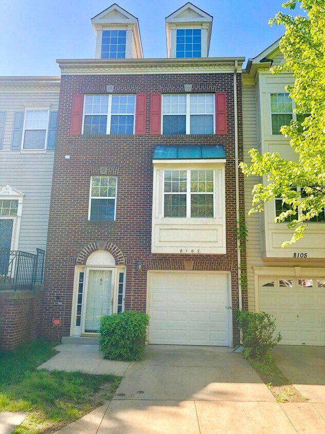 Foto principal - Lovely 3 BA/2 Full BA & 2 Half BA Townhome...