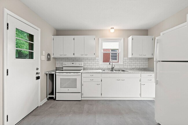 Building Photo - Available 08/15/2025! Adorable 3 Bedroom H...