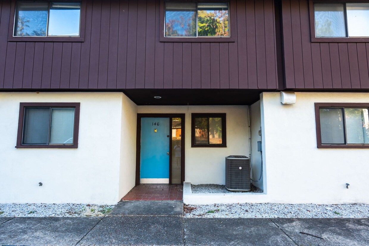Primary Photo - 146 S Ross St