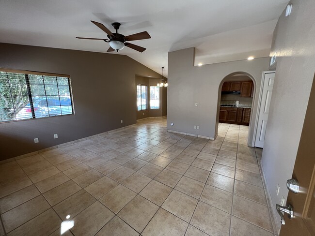 Sala de estar - 635 S Vía Entrada