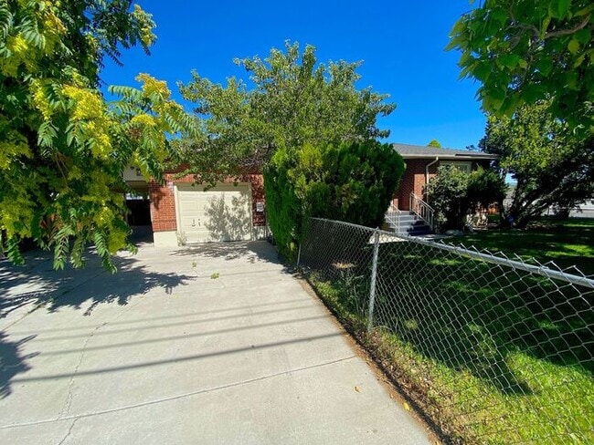 Building Photo - Like Brand New! - Single Story House in North Central Reno