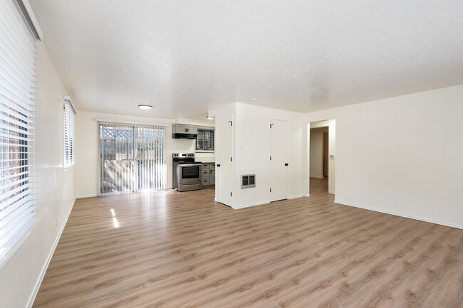 Building Photo - Renovated 2BR in Milwaukie
