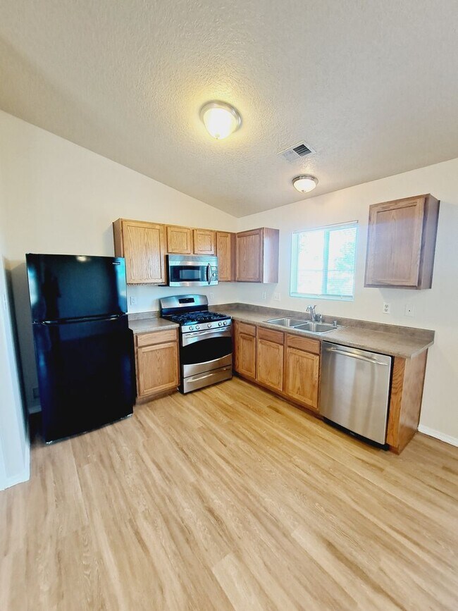 Building Photo - 3 bed 2 bath home in Huning Ranch!