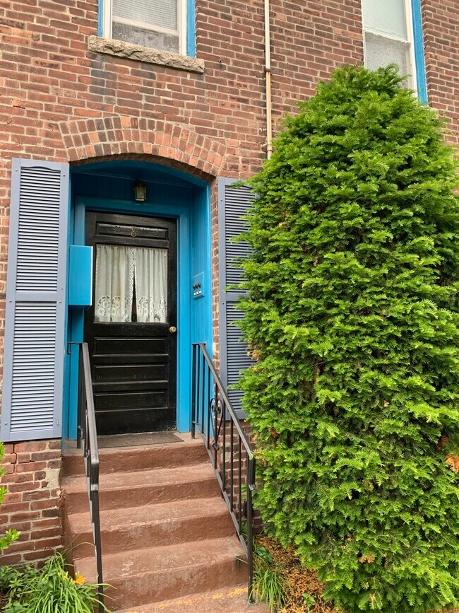 Building Photo - 8 Mead St