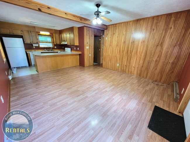 Foto del edificio - 2bd/1ba Upstairs Duplex Off Howard's Creek