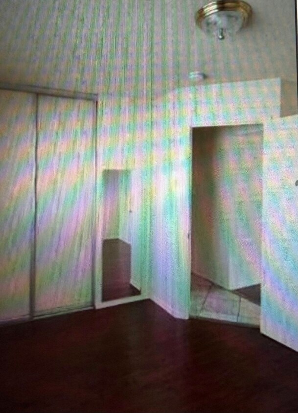 Building Photo - 1023 E 12th St