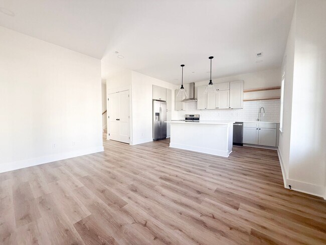 Foto del edificio - Spacious 4-Bedroom Home at Highbury with Modern Layout & Resort-Style Living
