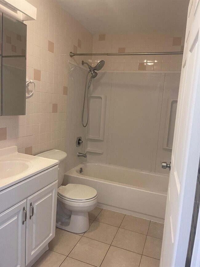 Foto del edificio - 654 Spencer Rd