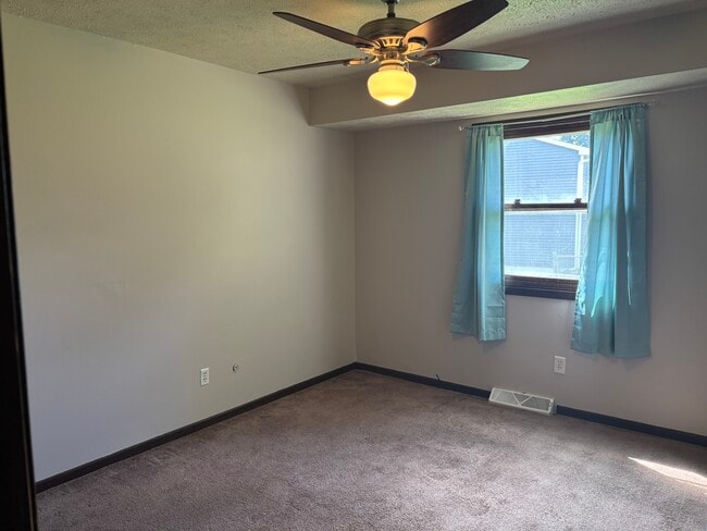 Building Photo - 1306 N Zenith Ave