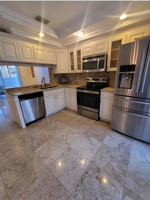 Foto del edificio - Northwest 13th Street, Pembroke Pines, FL 33026 - 3 BR 2.5 BA single-family home