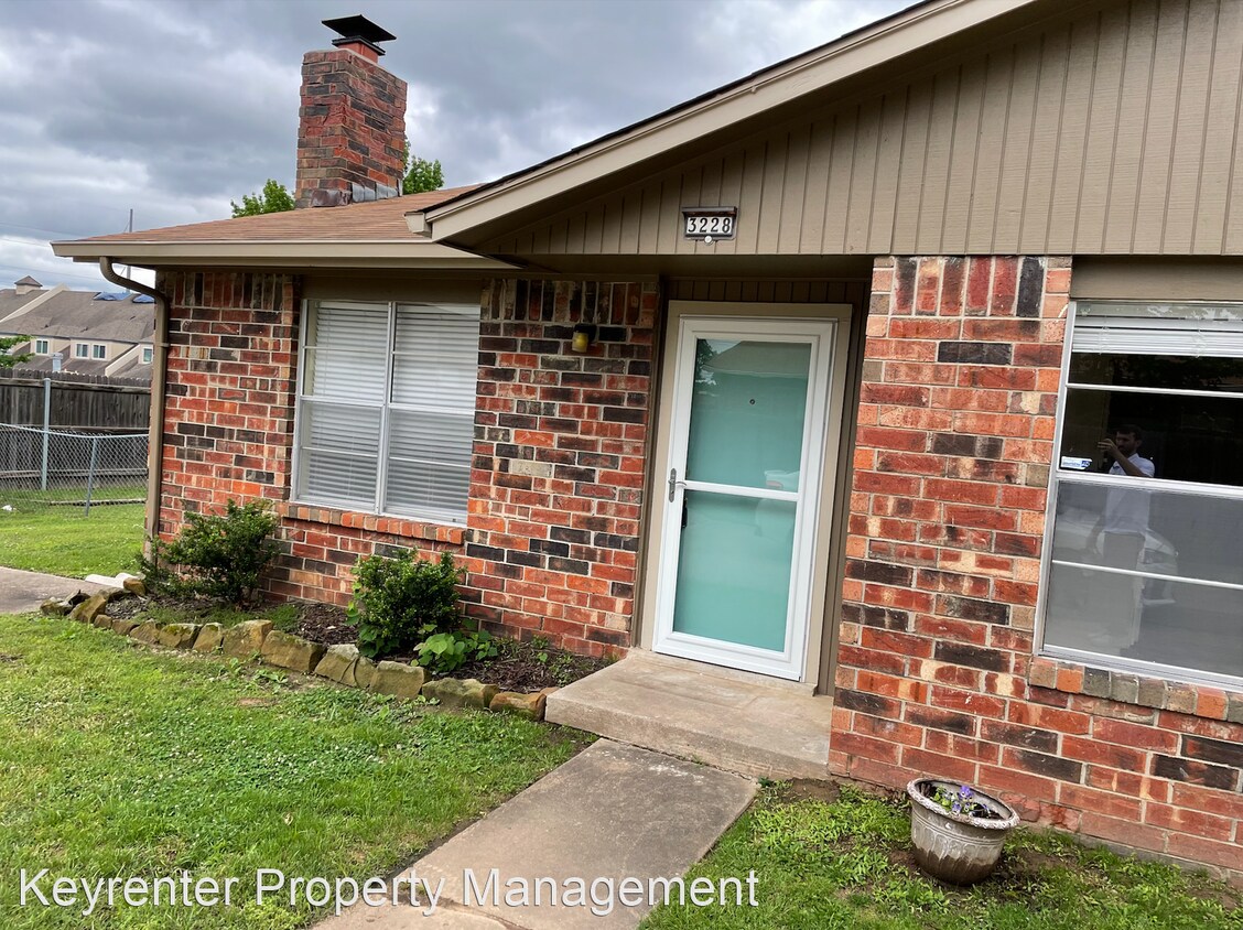 Foto principal - 2 br, 1.5 bath House - 3228 E 47th St