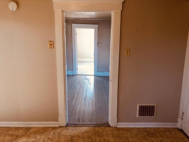 Building Photo - 3920 Decoursey Ave Unit 2