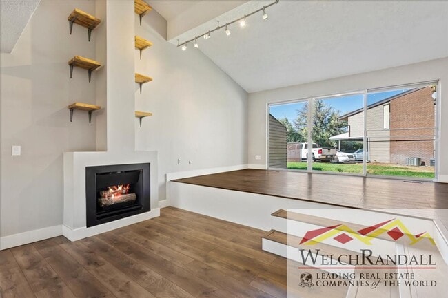 Building Photo - Recently Remodeled, Spacious 1 Bedroom Condo