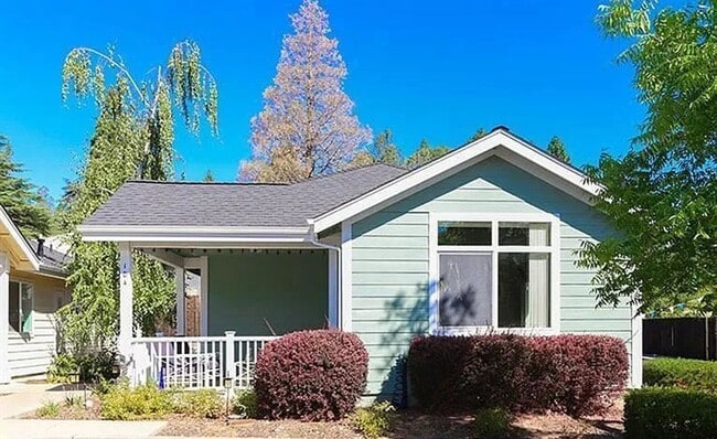 Building Photo - 2 bedroom, 1 bath close to Grass Valley do...
