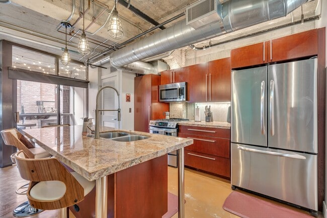 Building Photo - 328 W 200 S