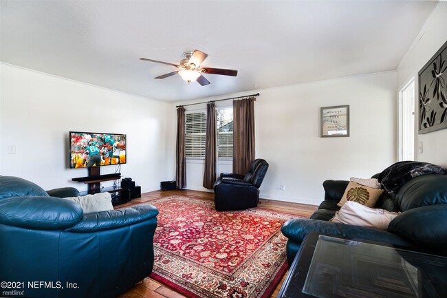 Building Photo - 3 br, 1 bath House - 4722 Pinewood Rd