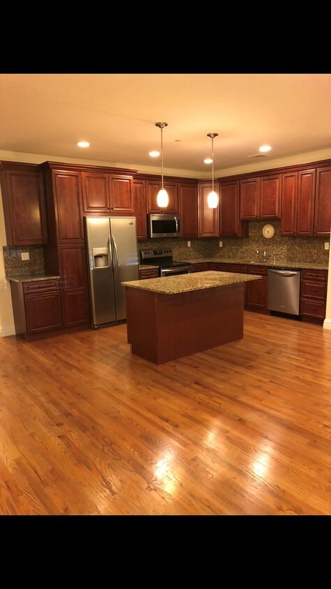 Cherrywood/Granite - 9 Della Dr