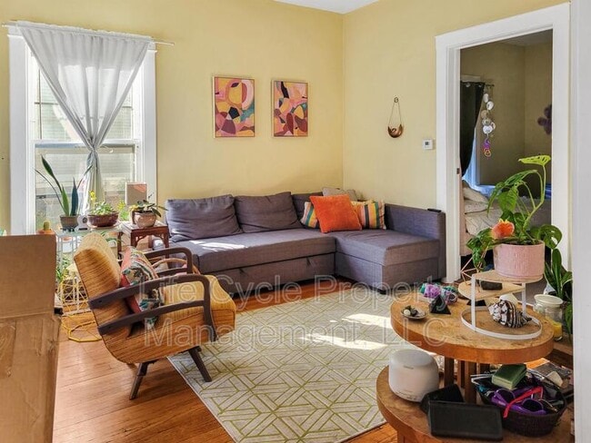 Building Photo - 631 Paris Ave SE