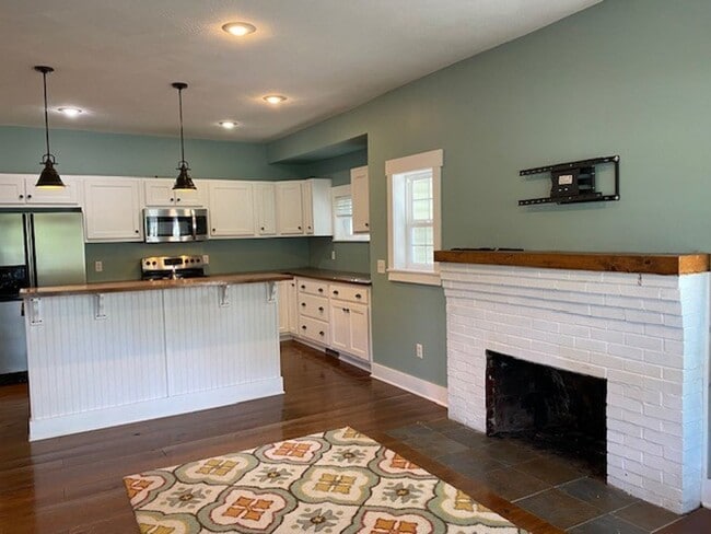 Building Photo - Leasing