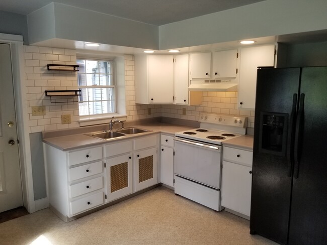 Kitchen - 127 N Thomas St