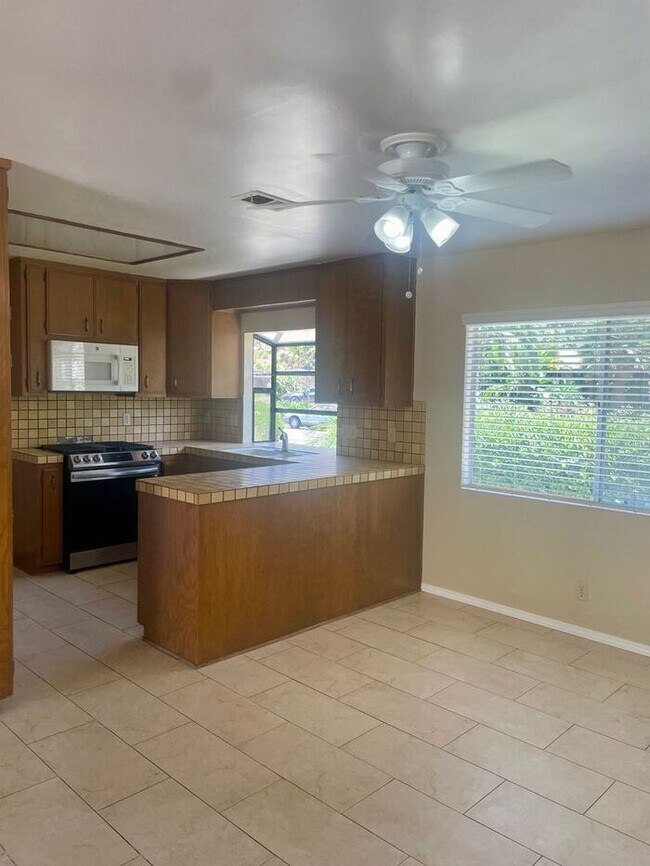 Building Photo - Three Bedroom Home in the Turnpike Foothills - Available Mid August
