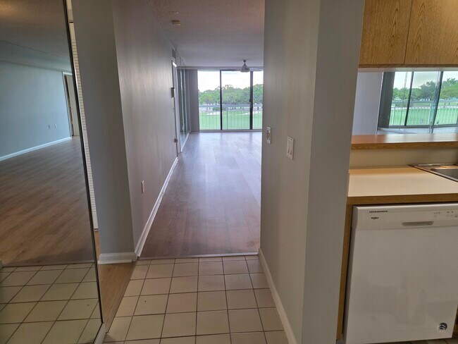 Foto del edificio - 2421 Village Blvd