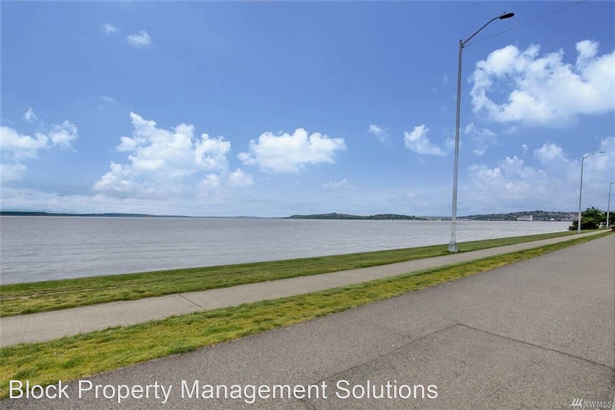 Foto principal - 2 br, 1 bath House - 1736 Alki Ave SW