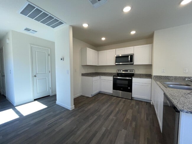Building Photo - BHCRENT.COM 3 bed 2 bath 2 car garage, gat...