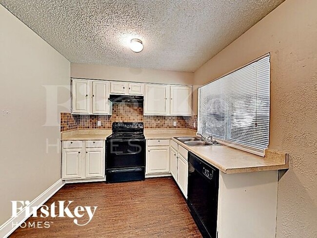 Building Photo - 1225 Cove Dr