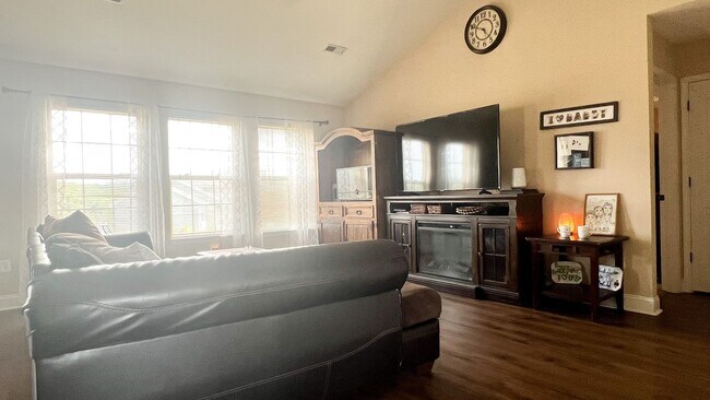 Foto del edificio - 107 Greythorn Ct