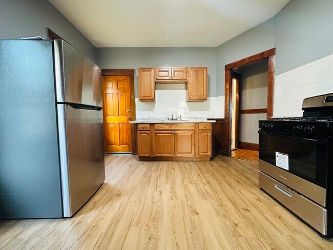 Building Photo - 61 Topliff St