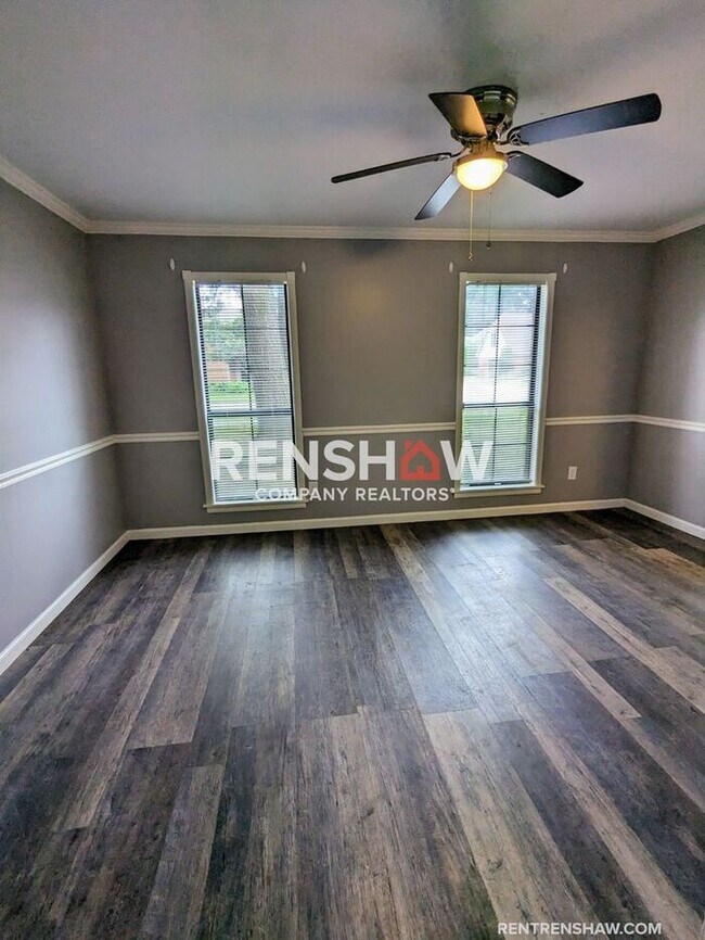 Building Photo - Charming Duplex - 3 Bedroom / 2 Bath - MOV...