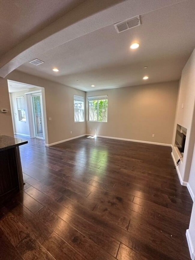 Foto del edificio - Newer 4 bedroom 3 bath home available