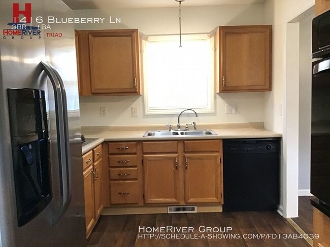 Building Photo - 3 Bedroom Available Now!!
