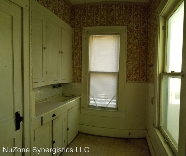 Building Photo - 3 br, 1.5 bath House - 403 E. Elm