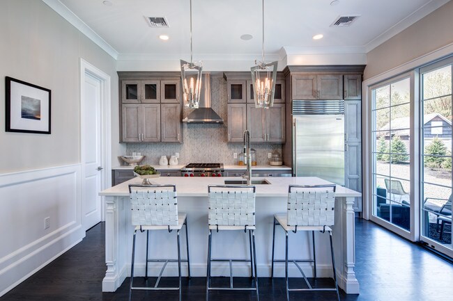 Building Photo - 102 W Midland Ave