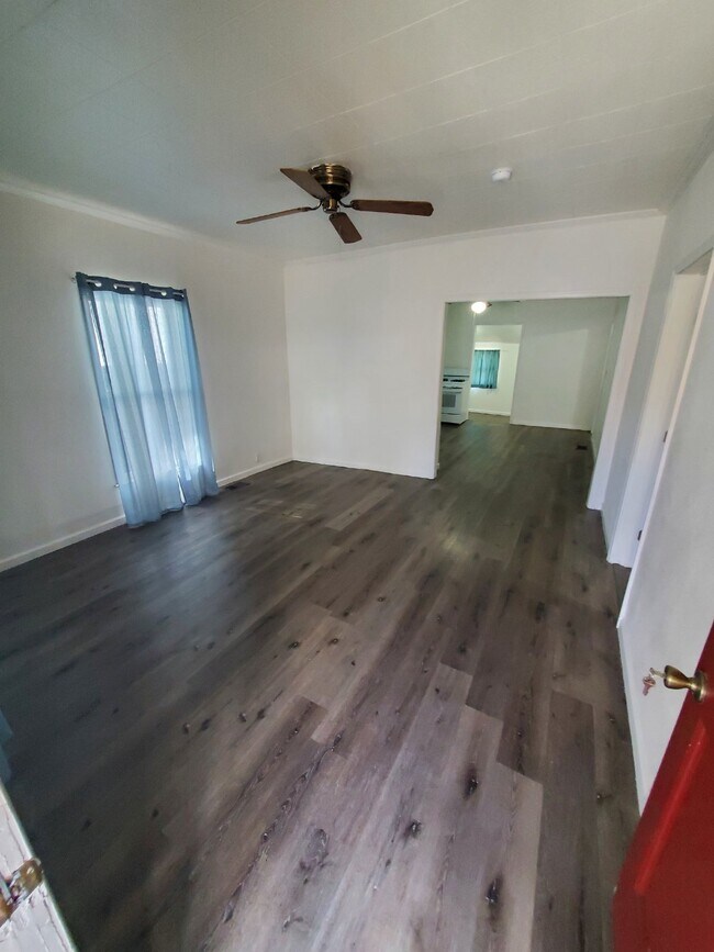 Foto del edificio - 2 Bedroom on Powell Ave