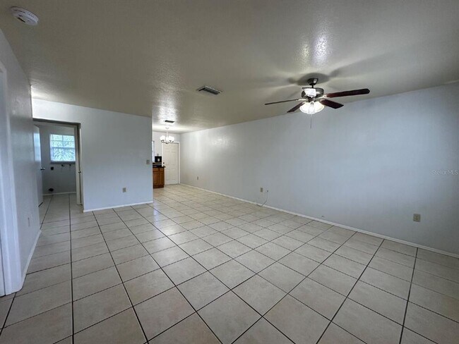 Foto del edificio - 23035 Harper Ave
