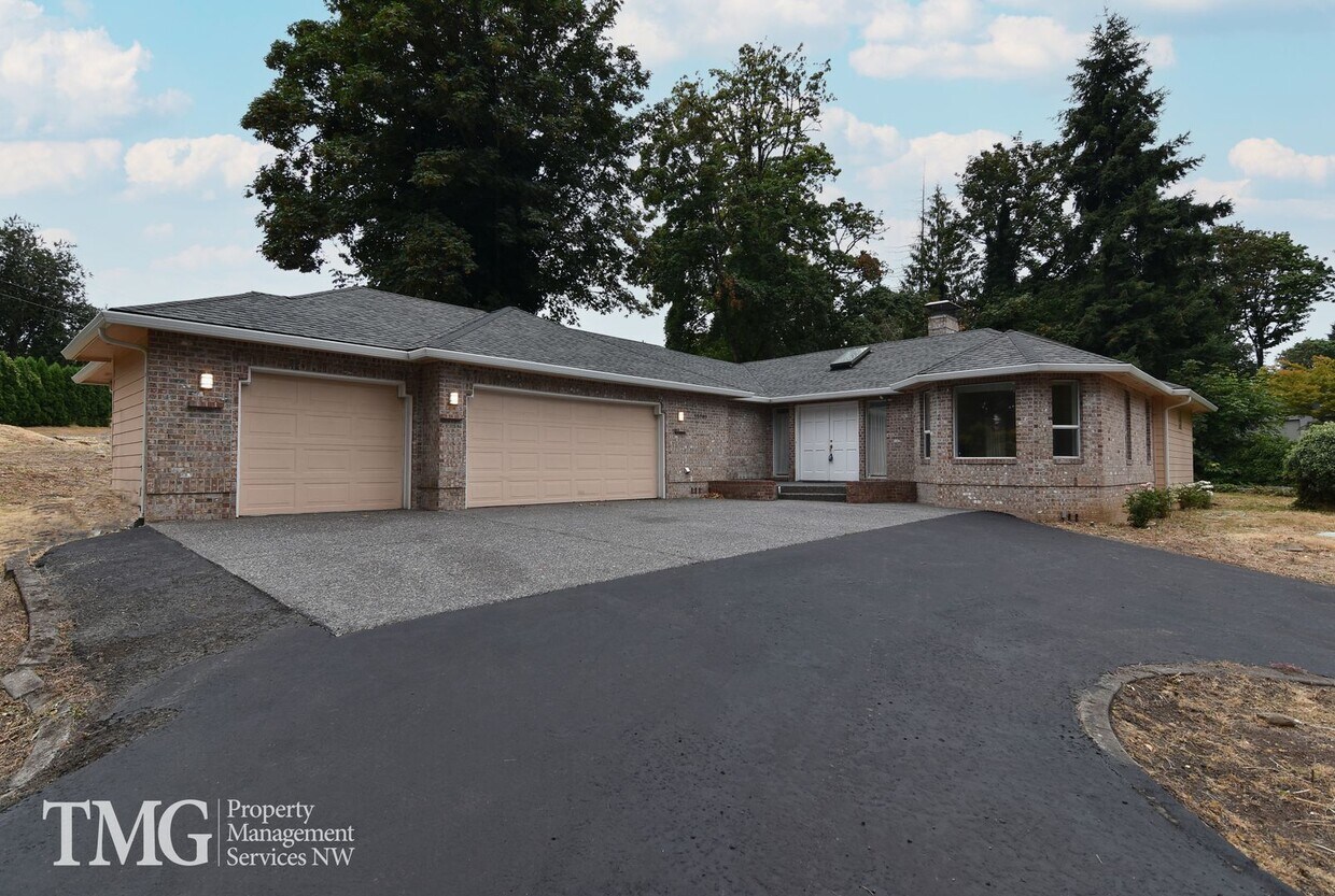 Foto principal - 3BD Estate on Large Lot
