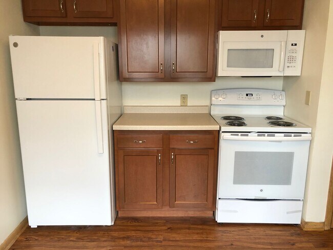 Foto del edificio - Modern, comfortable townhome living just steps from the Fox River and Oshkosh’s lively downtown.