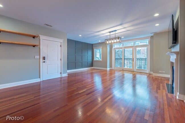 Building Photo - 1018 S May St