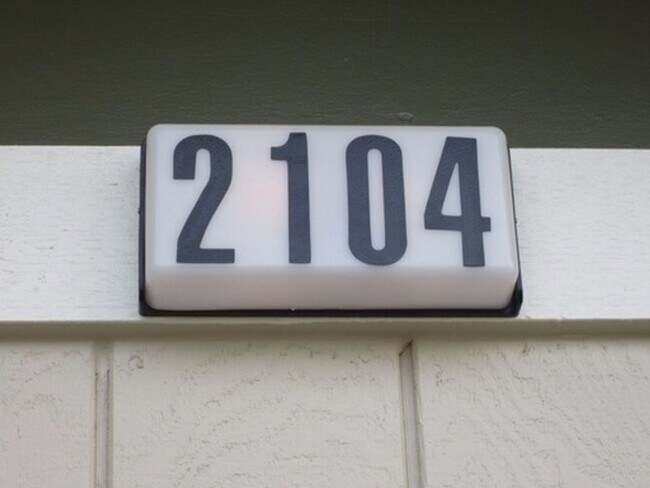 Foto del edificio - 4 bedroom 2 bath house in Holbrook Heights- Concord