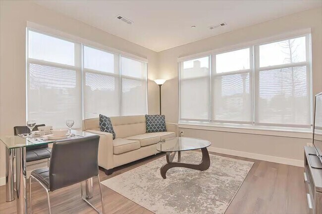 Building Photo - 40 E Pier Dr