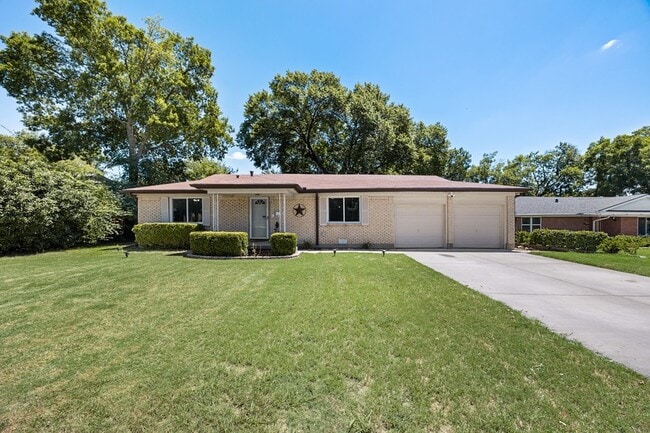 Building Photo - 404 E Alexander Ln