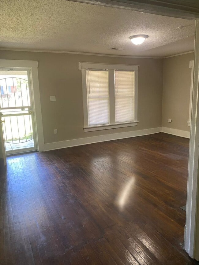 Building Photo - Spacious 3BR/2BA - Move-In Ready!