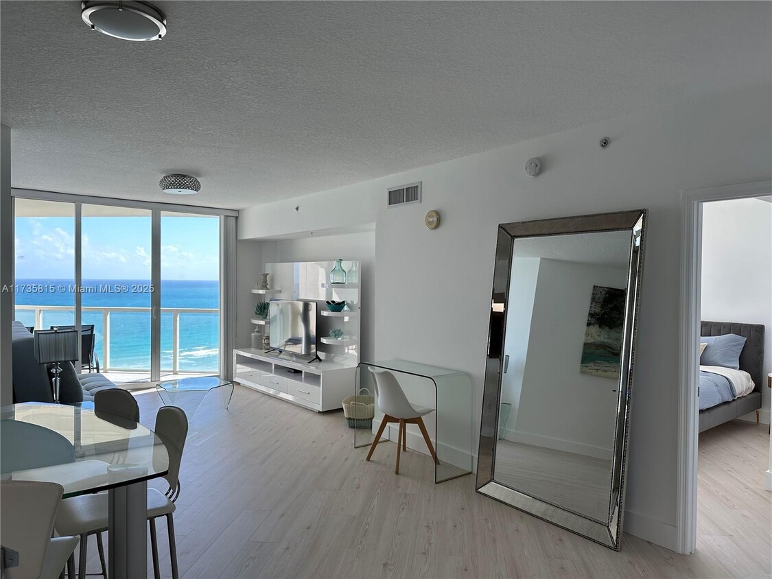 Foto principal - 16699 Collins Ave