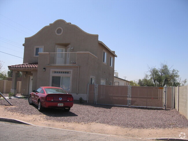 Building Photo - 914 E Hedrick Dr